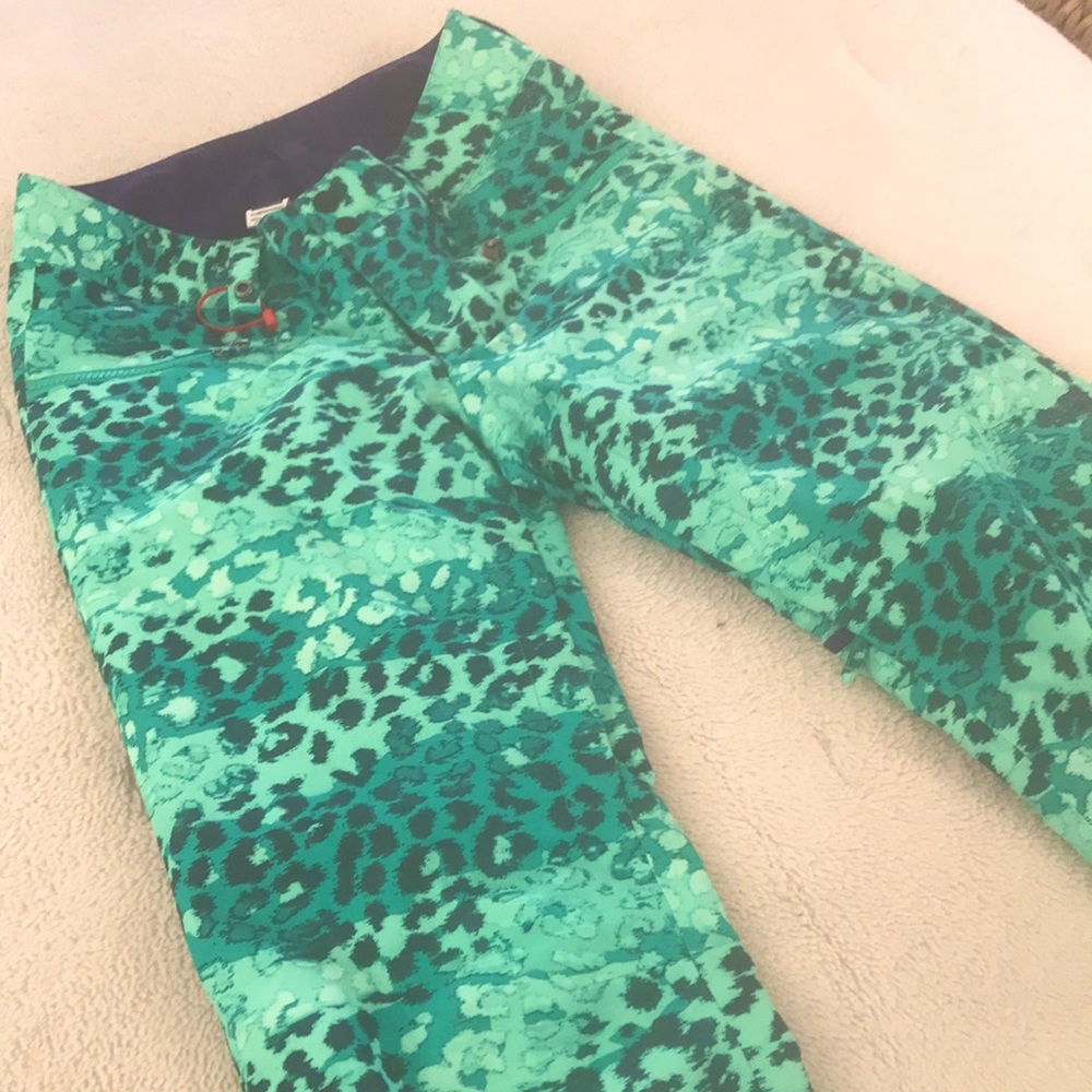 North face women’s S green leopard ski pants. Great condition. Some dirt on bum.